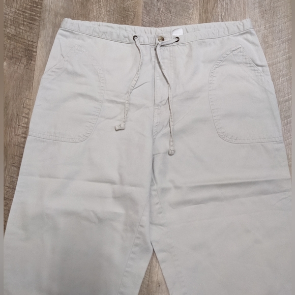 Columbia Light Khaki Cargo Capris Size Medium - Picture 2 of 11